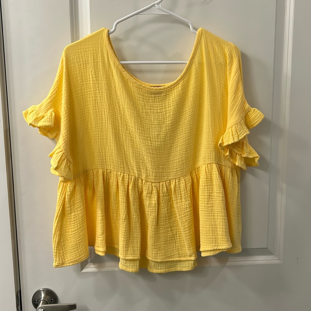 Women’s NWT Yellow Francesca’s Flowy Short Sleeve Blouse (Large)